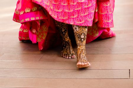 Bridal feet mehendi design with pink lehenga 
