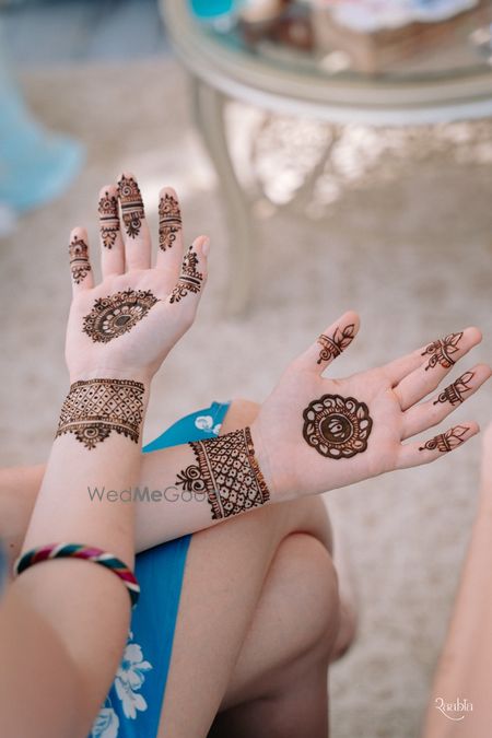 Cute mandala style mehendi design for the guests 