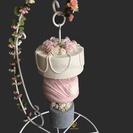 A chandelier cake in pastel colours