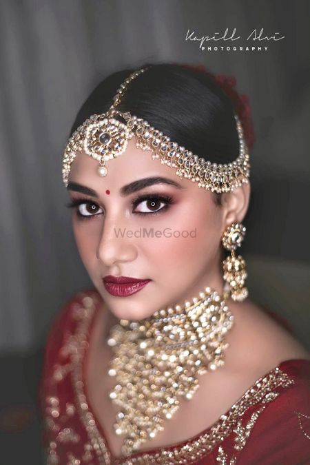A stunning bronzed up makeup look on a beautiful bride. 