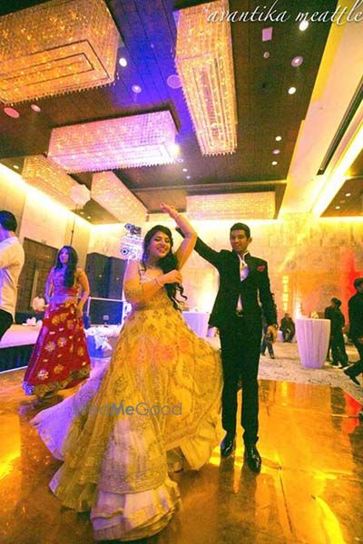 Gold Wedding Photoshoot & Poses Photo
