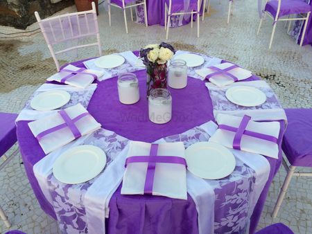 Table decor in purple and white