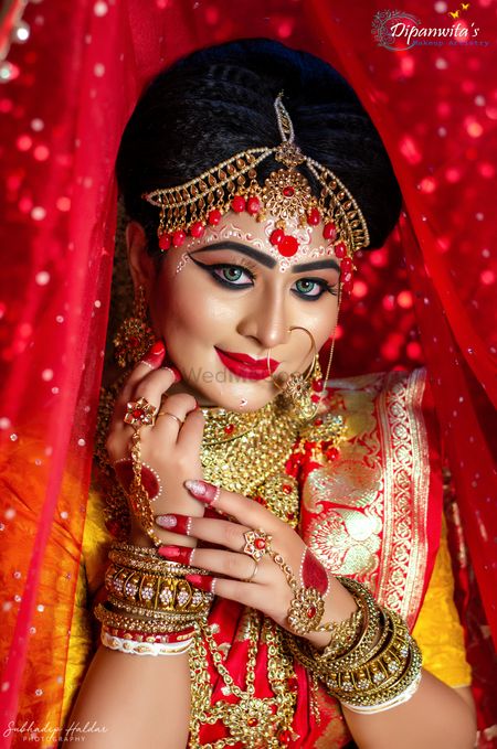 Portrait Of Pretty Young Indian Girl Wearing Traditional Saree And  Jewellery, Playing With Colors On The Festival Of Colours Called Holi,  Popular Hindu Festival Celebrated Across India. Stock Photo, Picture and  Royalty