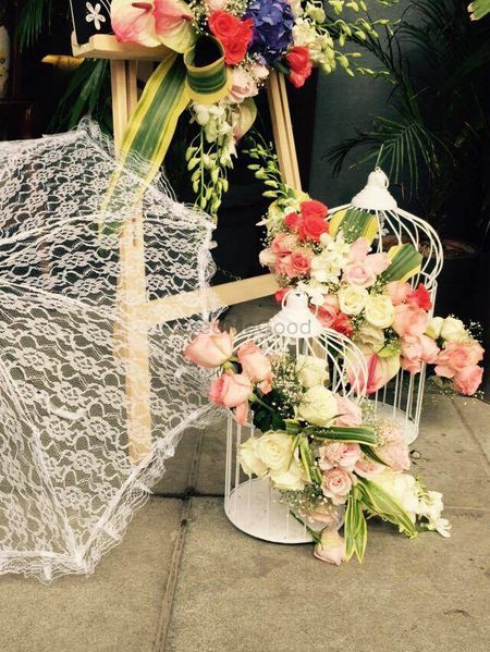 Cute floral arrangements with umbrella and birdcages