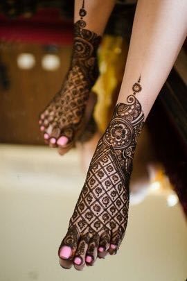 Simple jaali mehendi design on a bridal foot