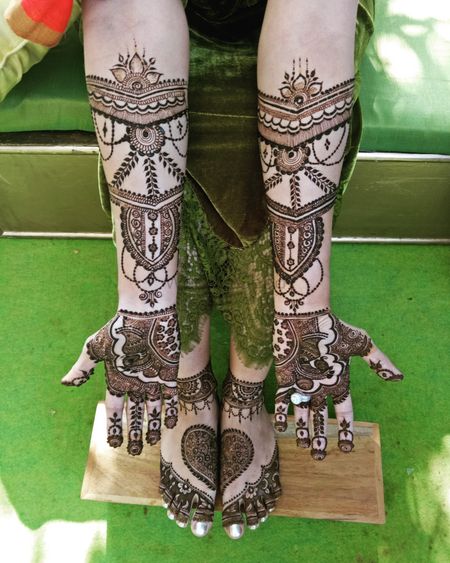 Symmetrical beautiful mehendi designs for hands and feet. 