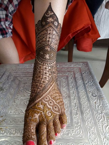 Intricate bridal feet mehendi 