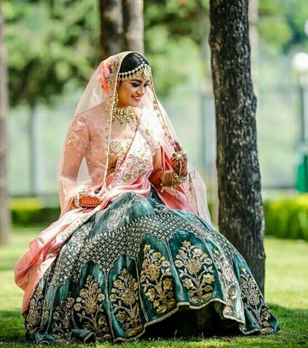 A bride in a contrasting turquoise and pink outfit 