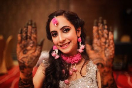Flawless and subtle bridal makeup for mehndi ceremony