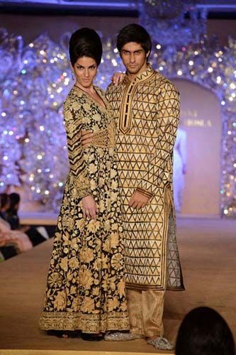 Ranveer And Deepika Debut As Runway Couple For Manish Malhotra's Mijwan  Couture 2022 - ShaadiWish