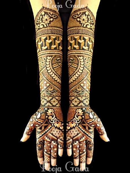 Beautiful intricate mehendi design for an Indian bride 