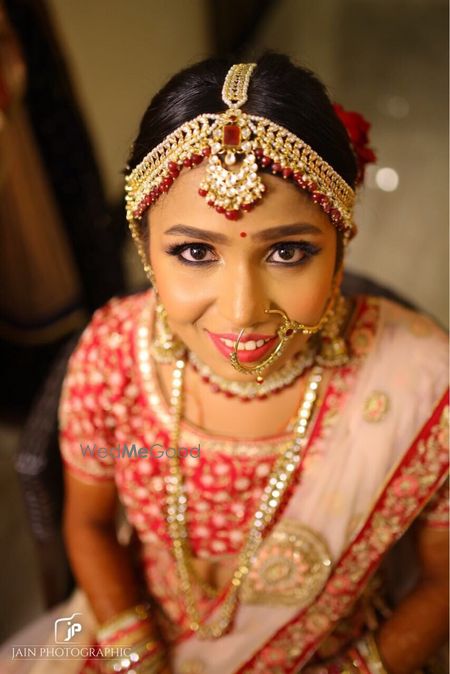 Photo of Pretty red and gold mathapatti for wedding day