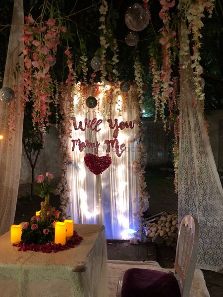 Cute proposal idea with curtains and flowers 