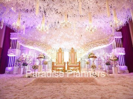 Dive into a complete fairy tale wedding with such a soothing stage decor idea. 