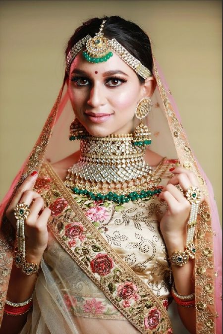 Bridal jewellery with green beads and choker necklace 