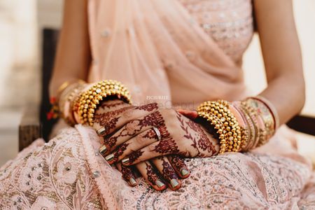 Bridal hands with mehendi minimal 