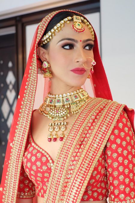 A bride with subtle makeup and beautiful jadau jewellery. 