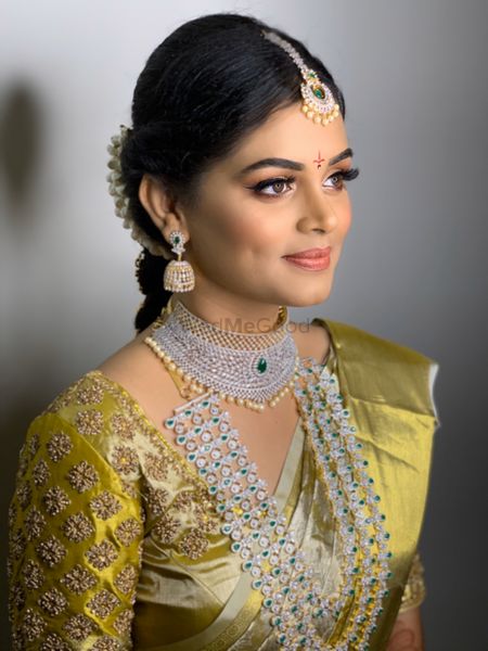 A south indian bride wearing dewy and subtle makeup 