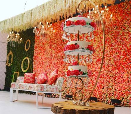 Photo of 3 tier wedding cake hanging