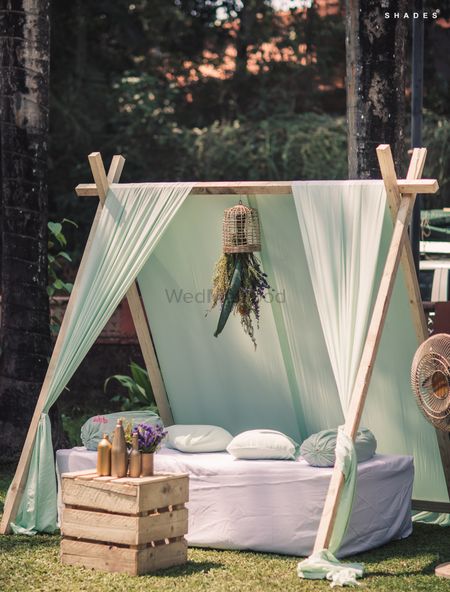 Outdoor brunch seating ideas with tent type decor 