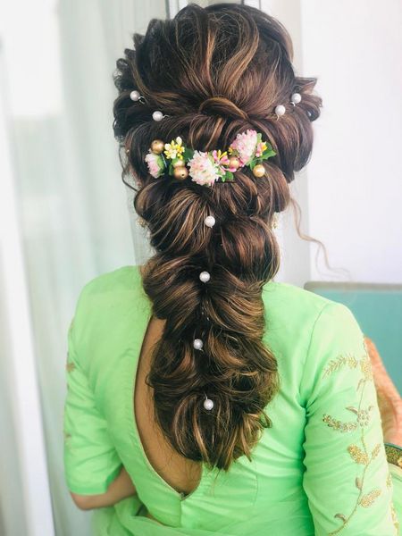 Modern bridal hairstyle for mehndi