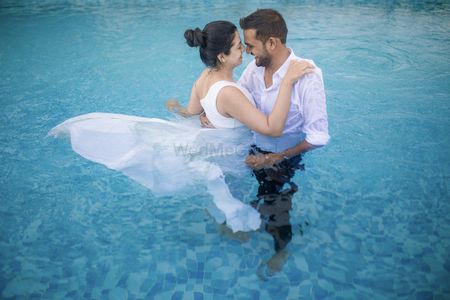 hot couple sitting at poolside, handsome man seducing pretty woman on  vacation, before kiss moment Stock Photo by LightFieldStudios