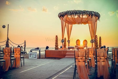 Minimal mandap decor with a hint of flowers