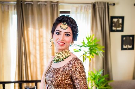Contrasting bridal jewellery with green beads