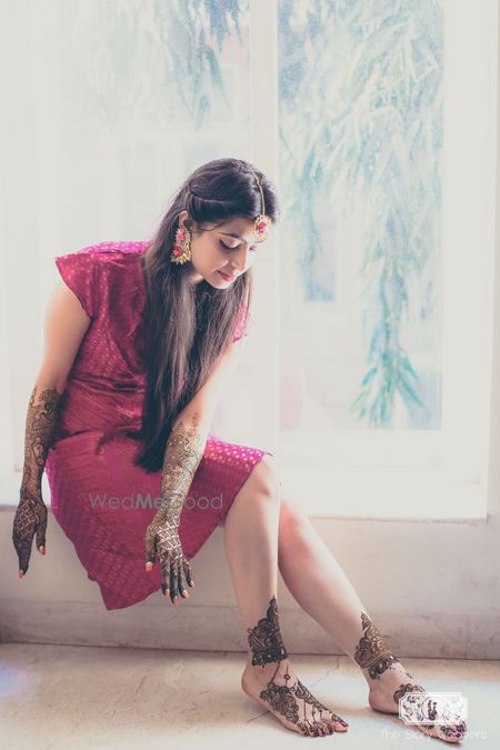 bride getting mehendi put