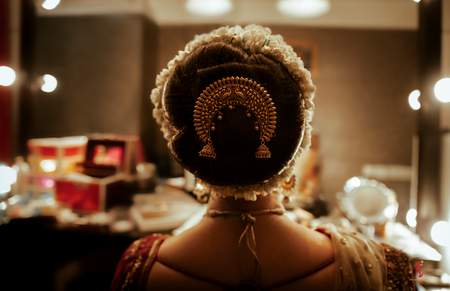 south indian bridal bun with jewellery