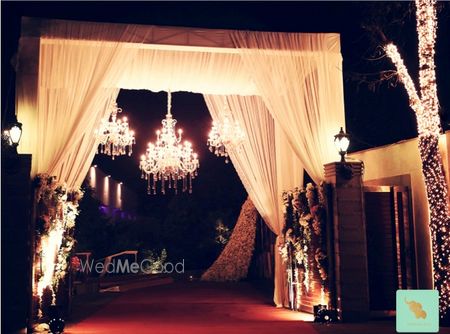 outdoor farmhouse entrance decor with chandelier