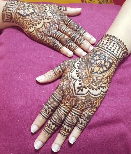 Photo of Checkered Finger Mehendi design with a semi-circular pattern ...