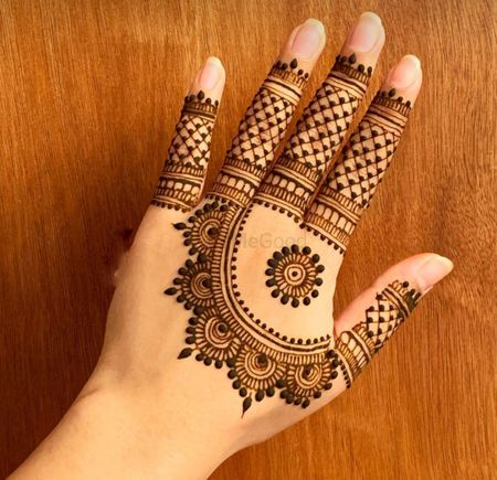 Photo of Checkered Finger Mehendi design with a semi-circular pattern at the back of the hand.