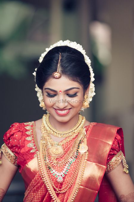 Photo of puff sleeve blouse with kanjivaram ruse and gold saree and layered gold jewellery