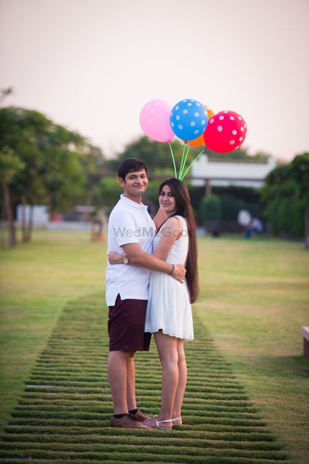 Photo of Pre wedding shoot with polka dot balloon props