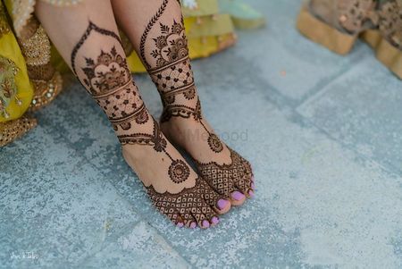 Modern and minimalistic feet mehndi design