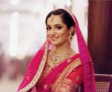 Simple bridal look in pink lehenga and gold jewellery