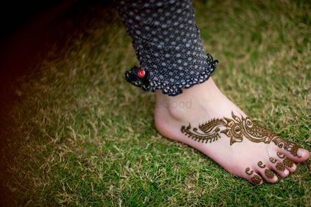 Minimal bridal feet mehendi design