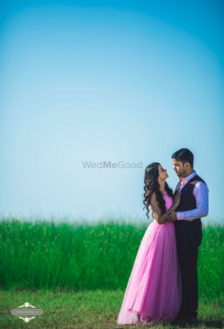 Photo of pre-wedding shoot in a farm