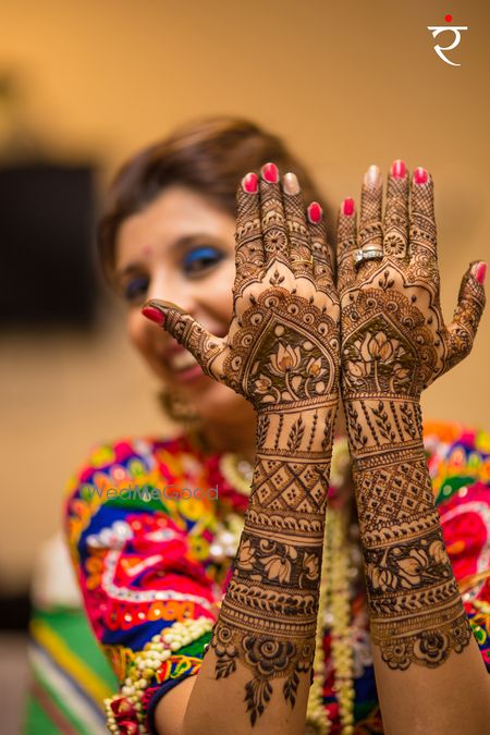 Unique mehendi design with zari border pattern