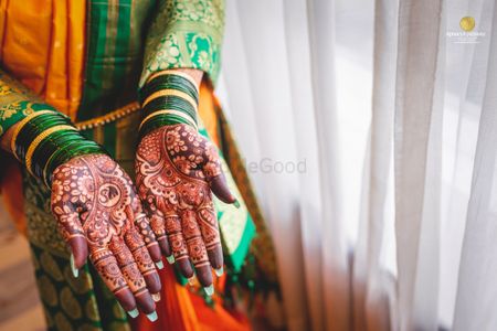 Bride flaunting her dark red henna stains.
