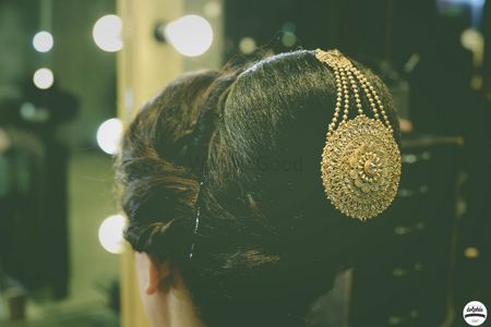 Photo of Bridal bun with golden juda pin