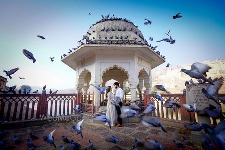 Monument pre wedding shoot with flying pigeons 