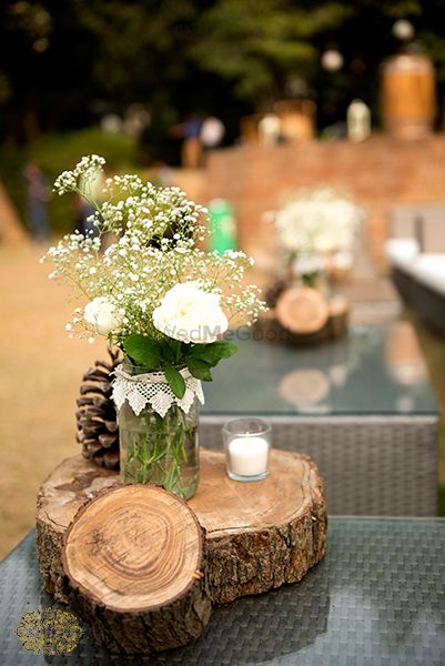 Photo of floral vase table centrepiece
