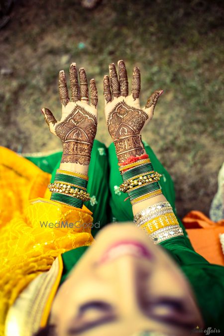 Photo of Minimal bridal mehendi with gaps