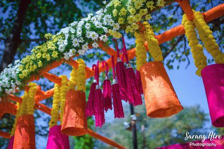 Mehendi decor ideas with paper cups and florals
