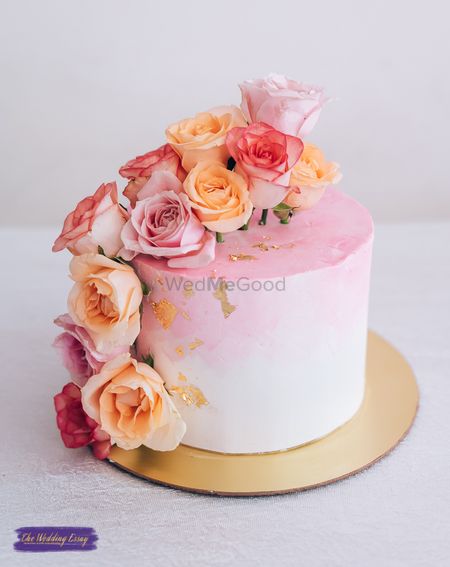 Photo of floral cake decor