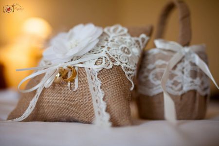 Ring cushions made of lace and burlap