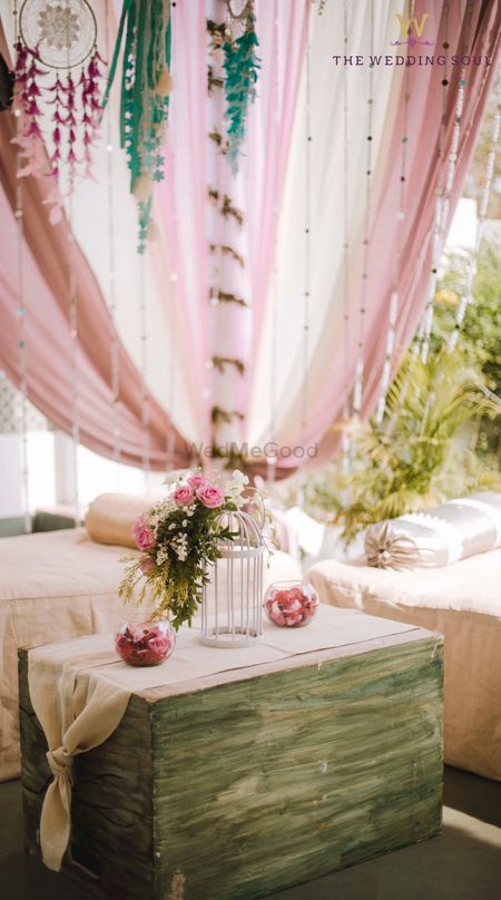 Floral table decor with bird cages
