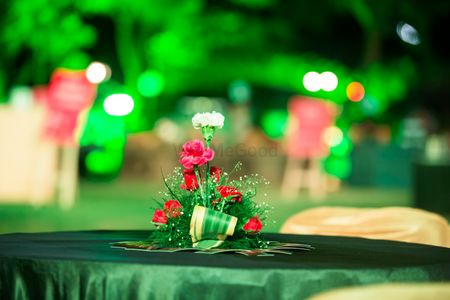 Simple and elgant table decor with flowers